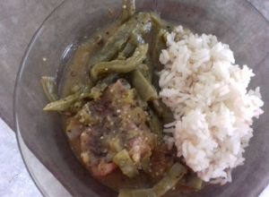 Una foto de Carne de puerco en salsa verde y nopales!