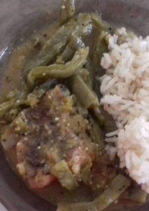 Una foto de Carne de puerco en salsa verde y nopales!