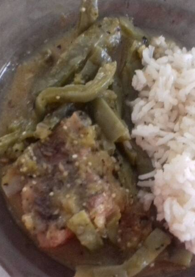 Una foto de Carne de puerco en salsa verde y nopales!