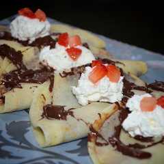 รูปของ Simple nutella strawberry crepes