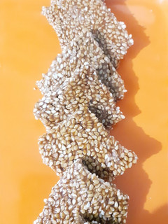 તલની ચીક્કી (Til Chikki Recipe In Gujarati) રેસીપી મુખ્ય ફોટો