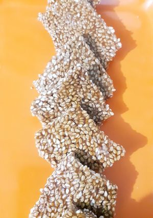 તલની ચીક્કી (Til Chikki Recipe In Gujarati) રેસીપી મુખ્ય ફોટો