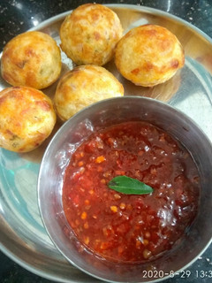 பொரித்த சோளம் பணியாரம் வித் செஸ்வான் சட்னி (Poritha solam paniyaram recipe in tamil) செய்முறை முக்கிய புகைப்படம்