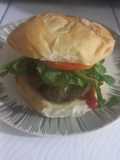 Hamburguesa, tomate, rúcula