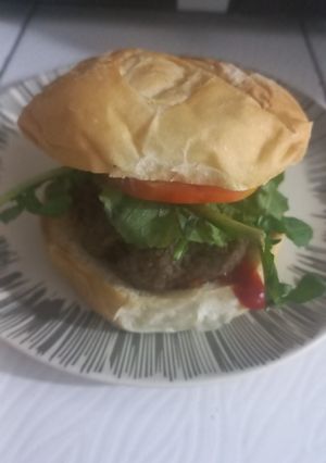 Una foto de Hamburguesa, tomate, rúcula