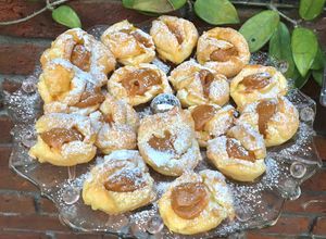 Una foto de BOMBAS O PROFITEROLES rellenos de dulce de leche 💣
