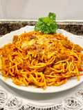 Spaghetti con pisto y salchichas tipo criollo