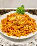 Spaghetti con pisto y salchichas tipo criollo