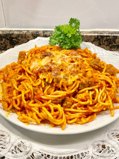 Una foto de Spaghetti con pisto y salchichas tipo criollo