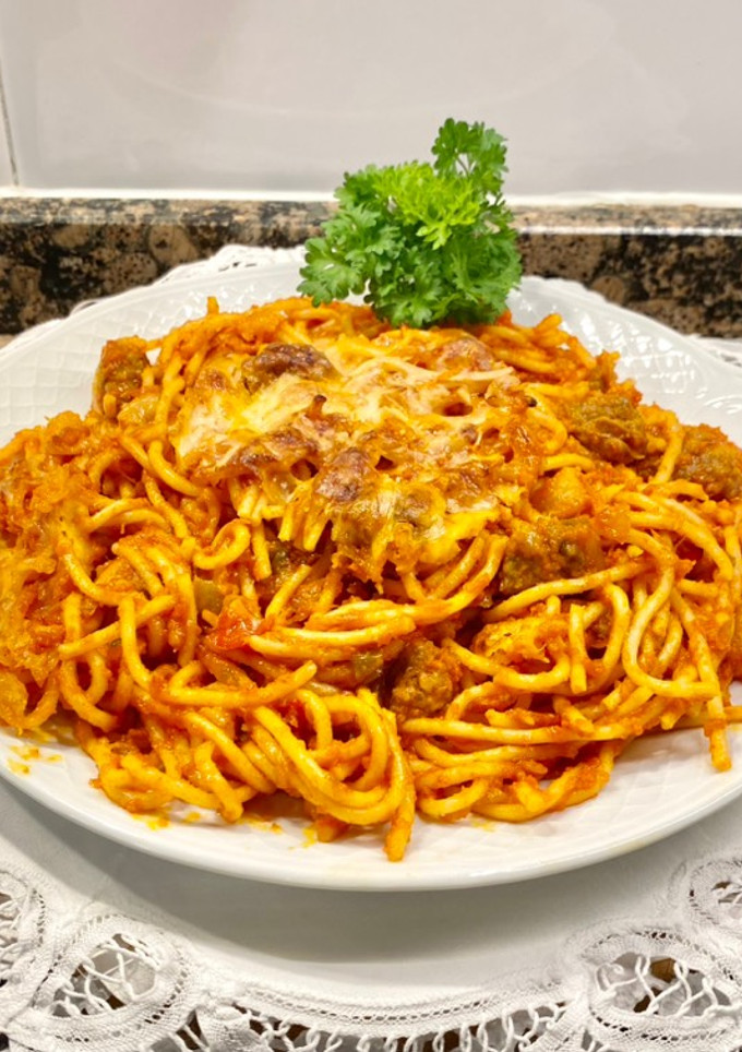 Una foto de Spaghetti con pisto y salchichas tipo criollo
