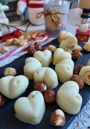 Une photo de Chocolats fourrés chocolat blanc cœur noisette Pralines en Bel