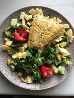Una foto de Salmón con ensalada de rúcula, canónigos,manzana 🍎 y fresón