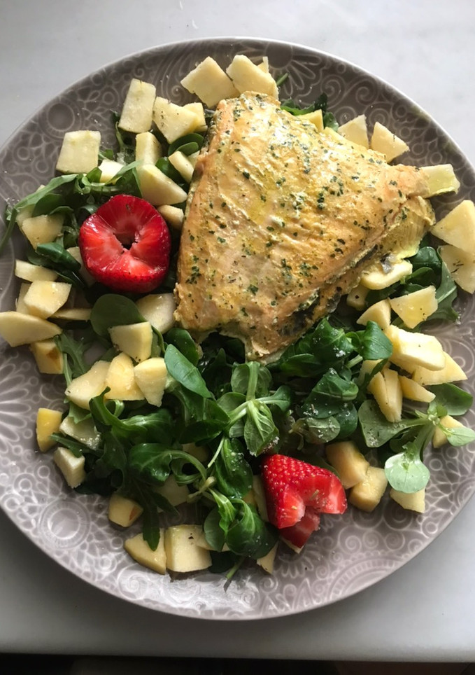 Una foto de Salmón con ensalada de rúcula, canónigos,manzana 🍎 y fresón