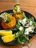 Tomate Relleno con Rúcula y Verduras