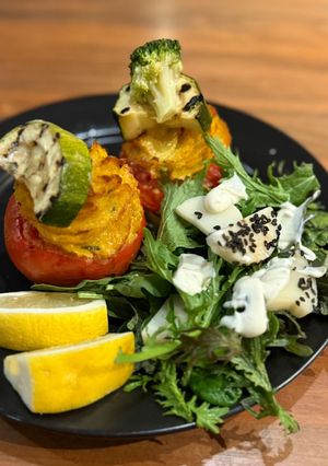 Una foto de Tomate Relleno con Rúcula y Verduras