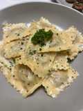 ราวิโอลี่ผักโขม ครีมซอส (ravioli white sauce)