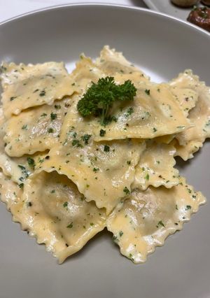 รูปของ ราวิโอลี่ผักโขม ครีมซอส (ravioli white sauce)