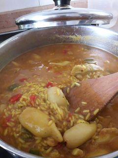 Una foto de Arroz con calamares y verduras
