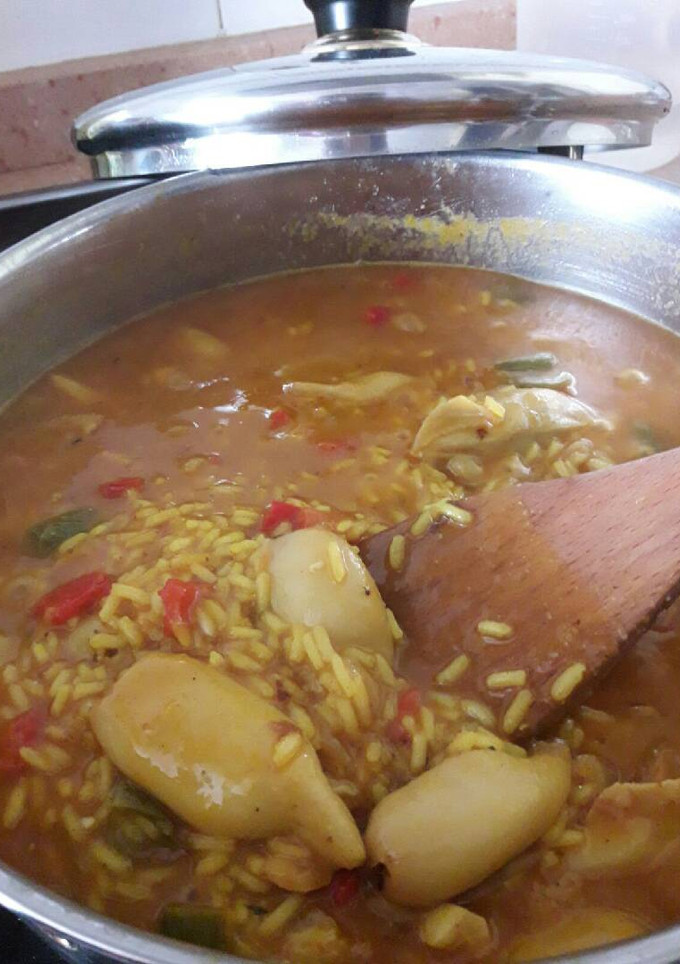 Una foto de Arroz con calamares y verduras