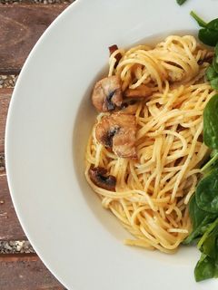 Una foto de Espaguetis al dente con espinacas, champiñones y queso🌱🌸
