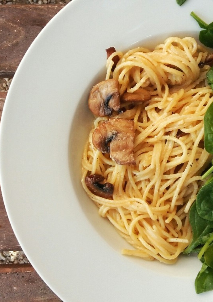 Una foto de Espaguetis al dente con espinacas, champiñones y queso🌱🌸