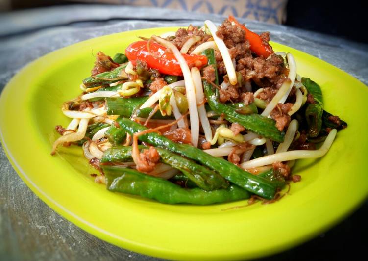 Tumis kacang panjang daging cincang pedas