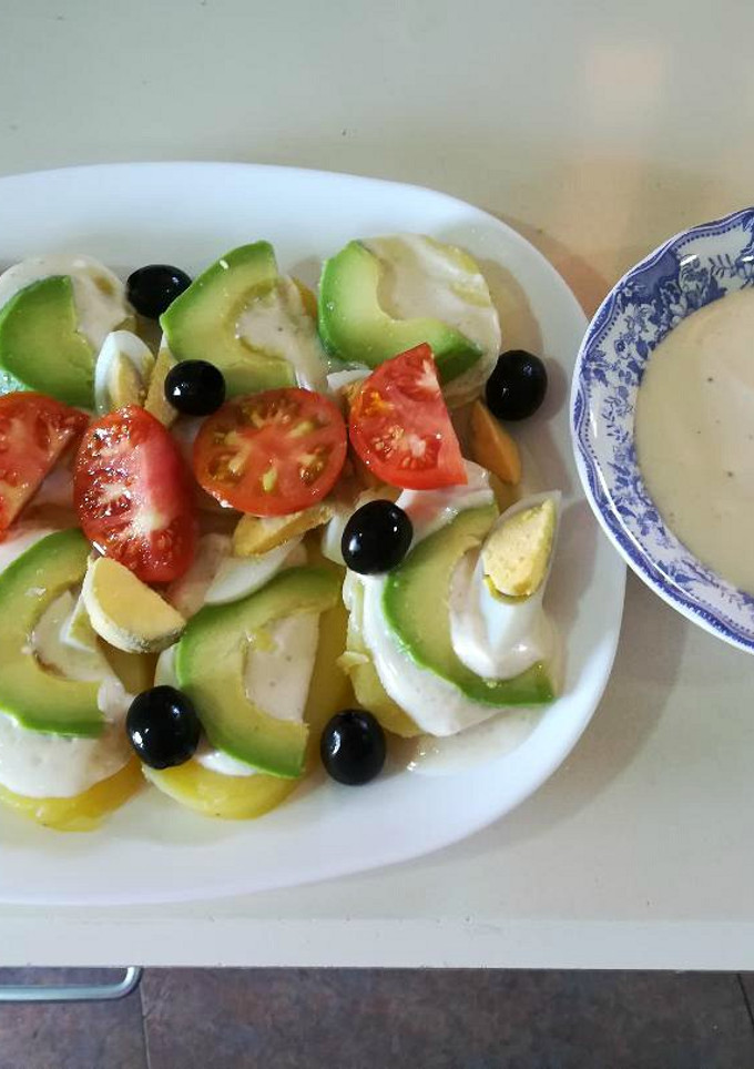 Una foto de Ensalada de patatas con aguacate