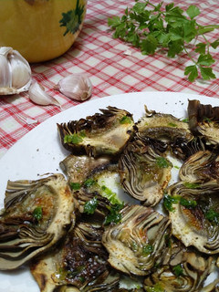 Una foto de Alcachofas a la brasa con salsa verde
