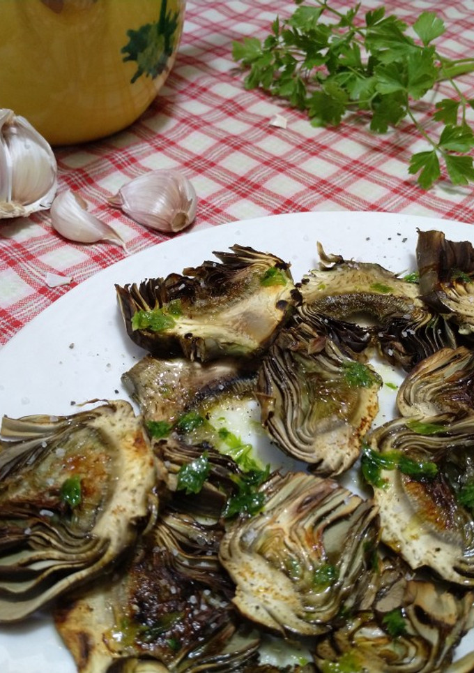 Una foto de Alcachofas a la brasa con salsa verde