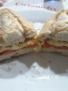 Foto principal de Bocadillo de tortilla francesa y tomate