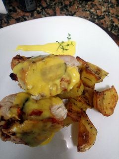 Una foto de Pechuga rellena y salsa holandesa