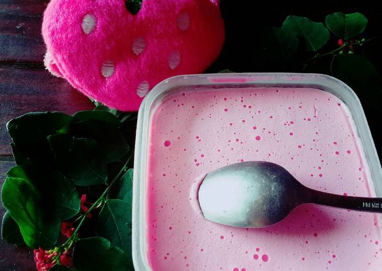 Bagaimana Membuat Ice Cream strawberry lembut anti gagal yang Lezat Sekali