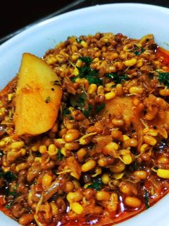 मोड आलेल्या मटकीची उसळ (mod alelya matkichi usal recipe in marat रेसिपी चे मुख्य फोटो 