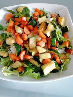 Una foto de Ensalada templada de arroz y verduras
