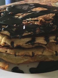 Una foto de Tortitas con sirope de chocolate