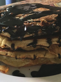 Una foto de Tortitas con sirope de chocolate