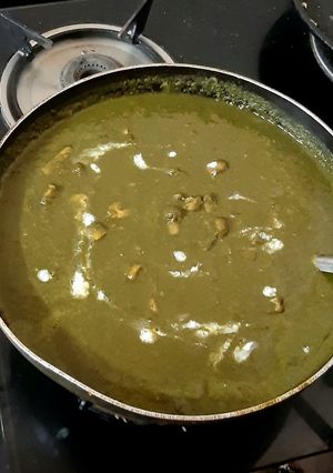 A picture of Palak Mushroom.
