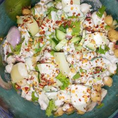 A picture of Khatti meethi chana chaat.