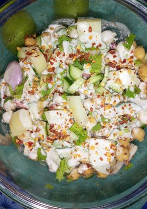 A picture of Khatti meethi chana chaat.