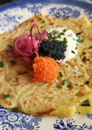 A picture of Caviar on potatoes pancakes.