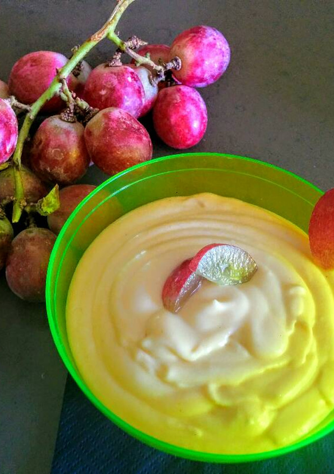 Una foto de Helado casero de uva y queso