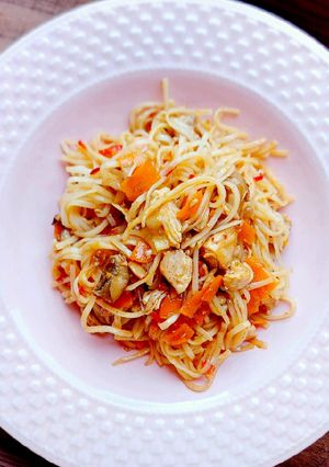 O poză a rețetei Noodles cu pui și legume.