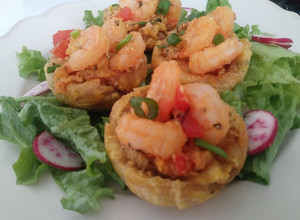 Una foto de Tostones rellenos con  enchilado de mariscos