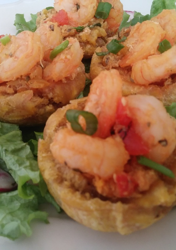 Una foto de Tostones rellenos con  enchilado de mariscos
