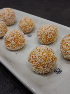 Una foto de Bolitas de zanahoria y coco