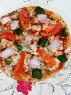 बची हुई रोटी का पिज़्ज़ा (Roti Pizza Recipe In Hindi) रेसिपी मुख्य फोटो