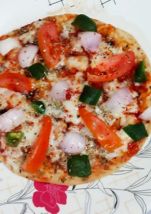 बची हुई रोटी का पिज़्ज़ा (Roti Pizza Recipe In Hindi) रेसिपी मुख्य फोटो