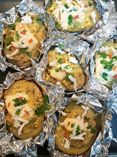 Una foto de Patatas rellenas bañadas con crema agria