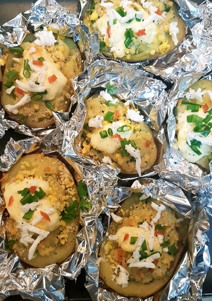 Una foto de Patatas rellenas bañadas con crema agria