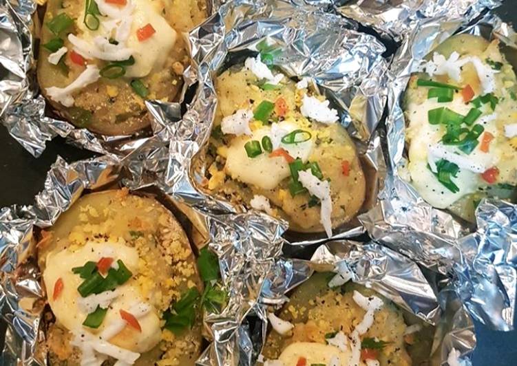 Patatas rellenas bañadas con crema agria